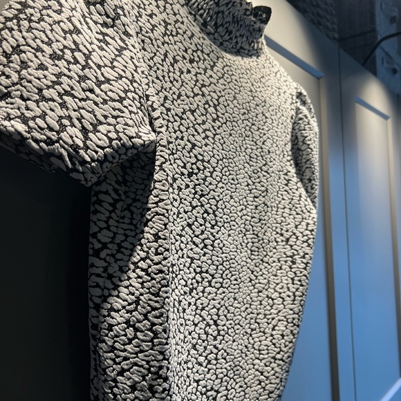 *Like New* ZARA Short Sleeve Shirt Stretchy Top Black and White US Size Medium - Picture 7 of 8